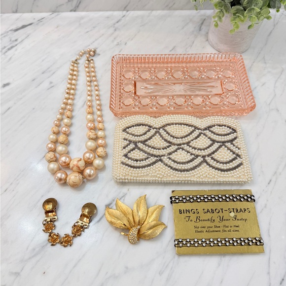 ♥️RESERVED♥️ 1950’s Rhinestone Shoe Straps, Sweater Clip, Beaded Bag, BKE Brooch - Picture 16 of 16